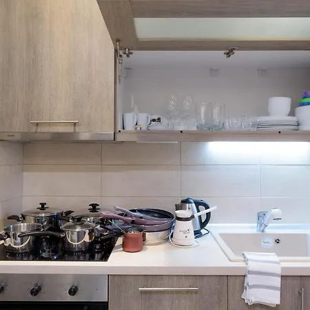 Appartamento Lassani Cozy And Quiet, 2 Bedroom Apartm With Spacious Balcony